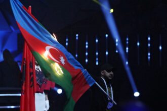 Azerbaijan sets flag on fire during weightlifting