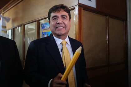 Candidate Carlos Pineda denounces plan to