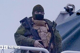 Danish reporters see gunmen on Admiral