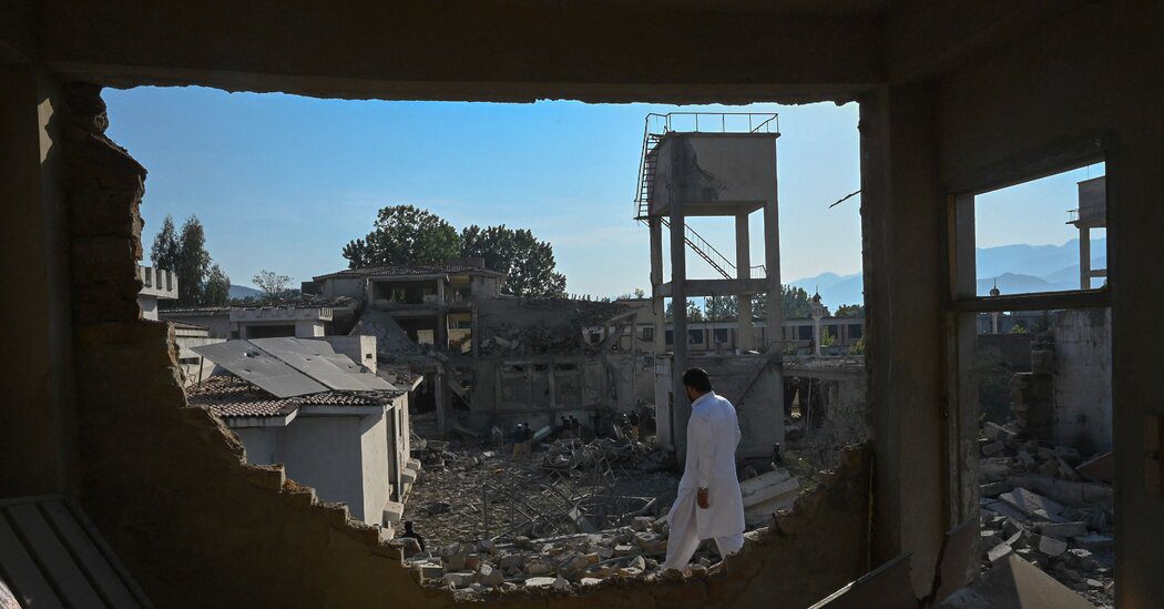 Deadly explosions destroy police station in Pakistan