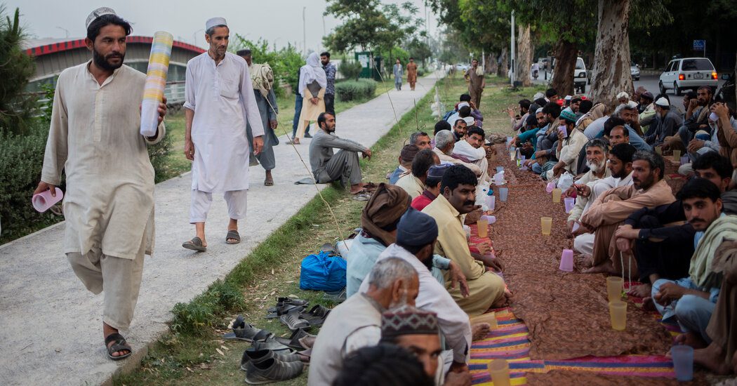 In Pakistan, the economic crisis dampens Ramadan