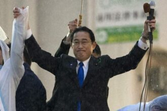 Japanese prime minister resumes campaign after explosion