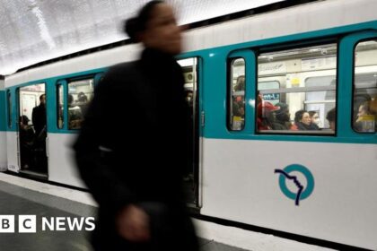 Metro driver investigated for platform Paris