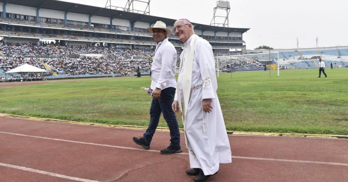 Thousands of parishioners bid farewell to Monsignor Ángel