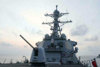 US warship passes through the Taiwan Strait and follows