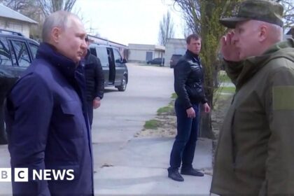 War in Ukraine: Putin visits occupied Kherson