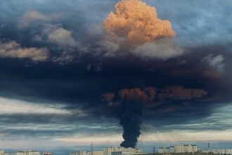 impresionante incendio en un depósito de