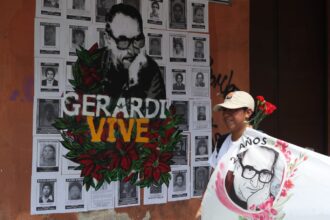 more than 300 Guatemalans paid tribute to the