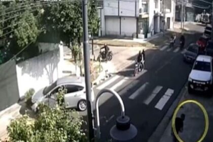 seven motorcycles surrounded a car, attacked