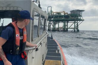 Texas: Coast Guard rescues 3 from offshore oil