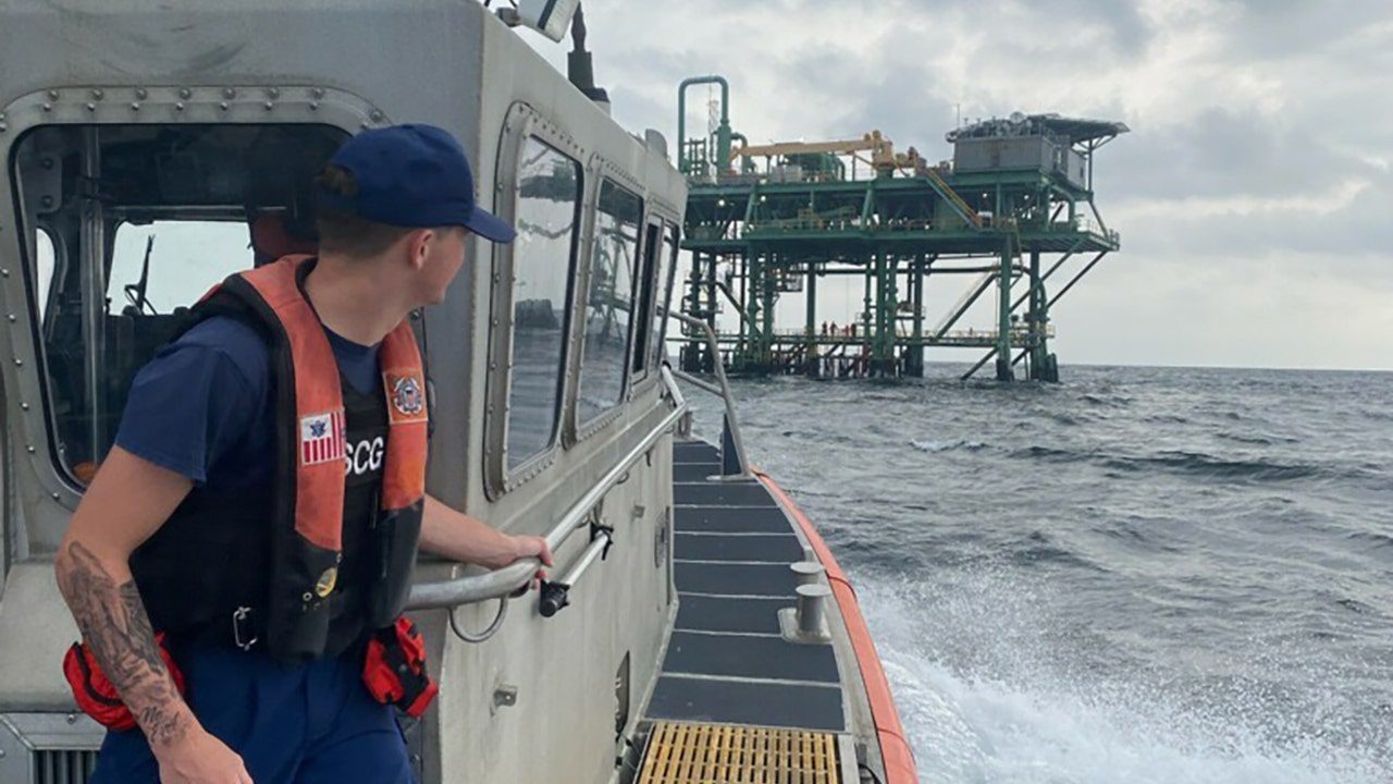 Texas: Coast Guard rescues 3 from offshore oil