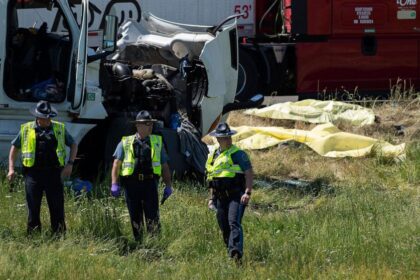 7 dead in car crash on Interstate 5 in