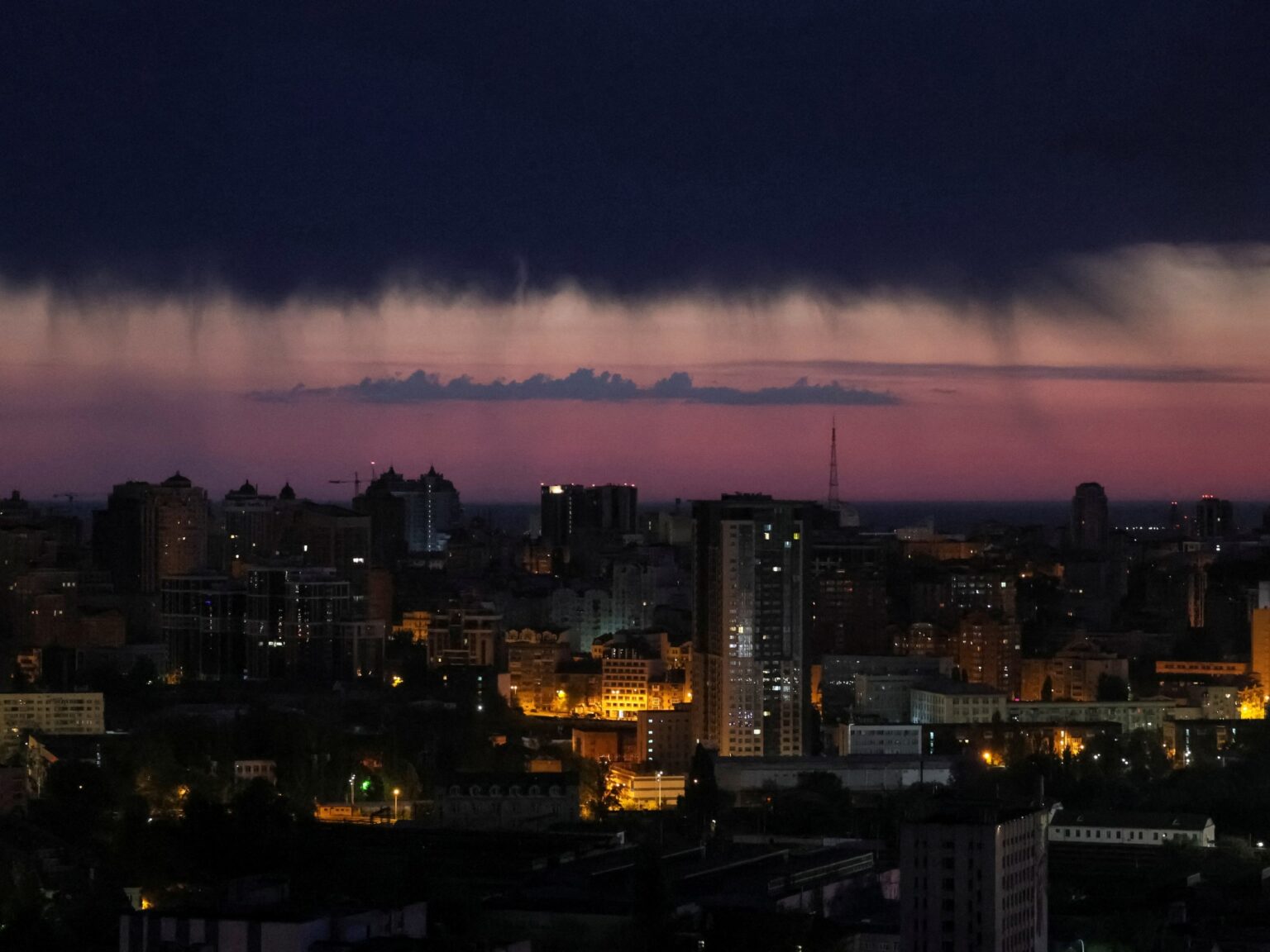 Air raid siren sounds all over Ukraine, Kiev