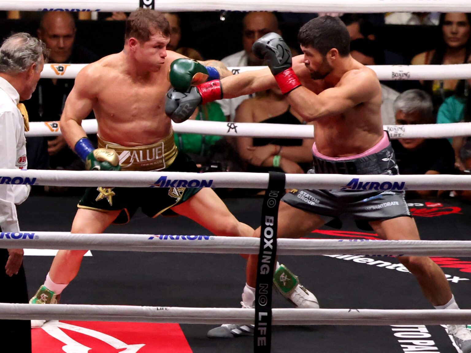 Alvarez beats Ryder to retain super middleweight