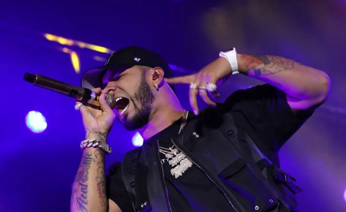 Anuel AA causes controversy in social networks for