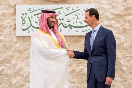 Assad from Syria is warmly welcomed by Arab