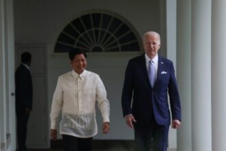While the rivalry between the US and China boils, Manila should play