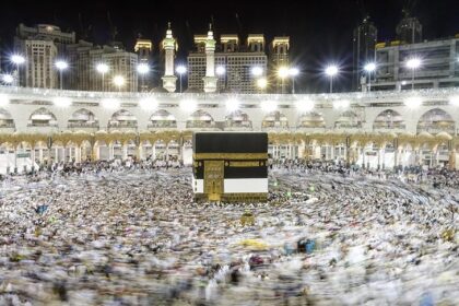 First batch of pilgrims arrive in Saudi Arabia
