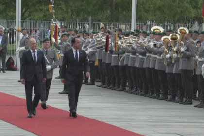 German Chancellor Scholz welcomes with ceremony