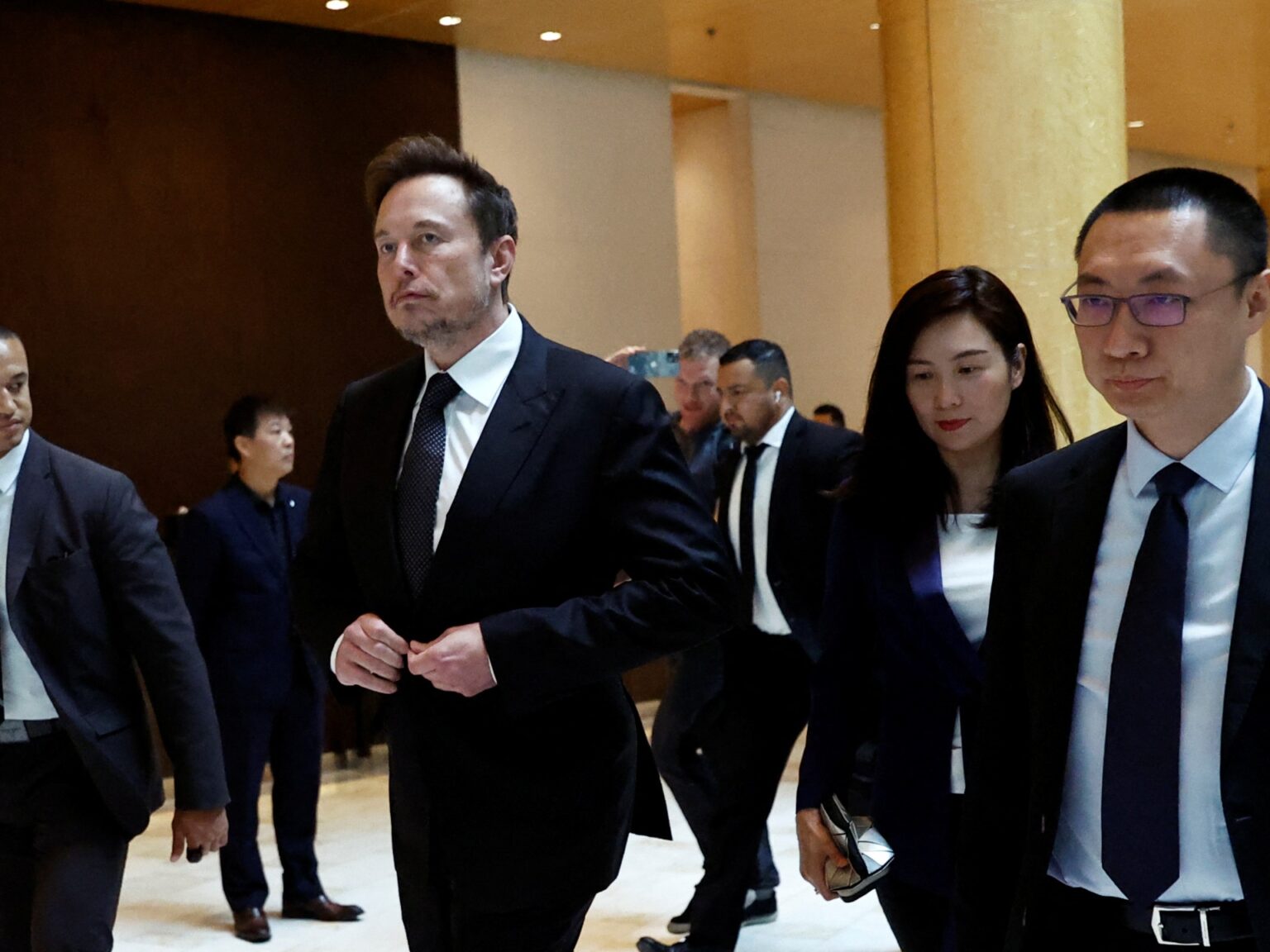 In China, Elon Musk talks about ‘intelligently networked’