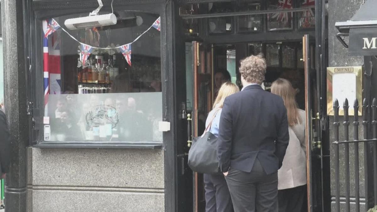 Prince William drinks a pint of Kingmaker in the pub