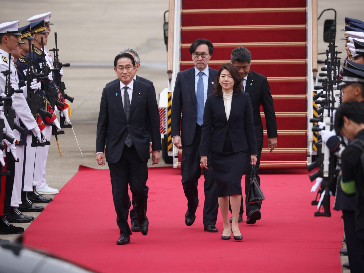 The Japanese Kishida visits South Korea to strengthen ties