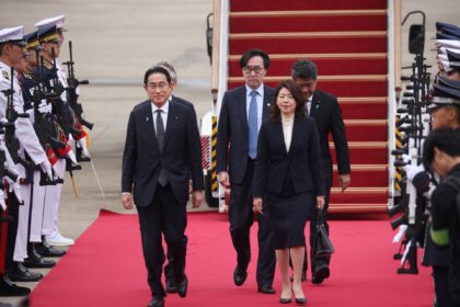 The Japanese Kishida visits South Korea to strengthen ties