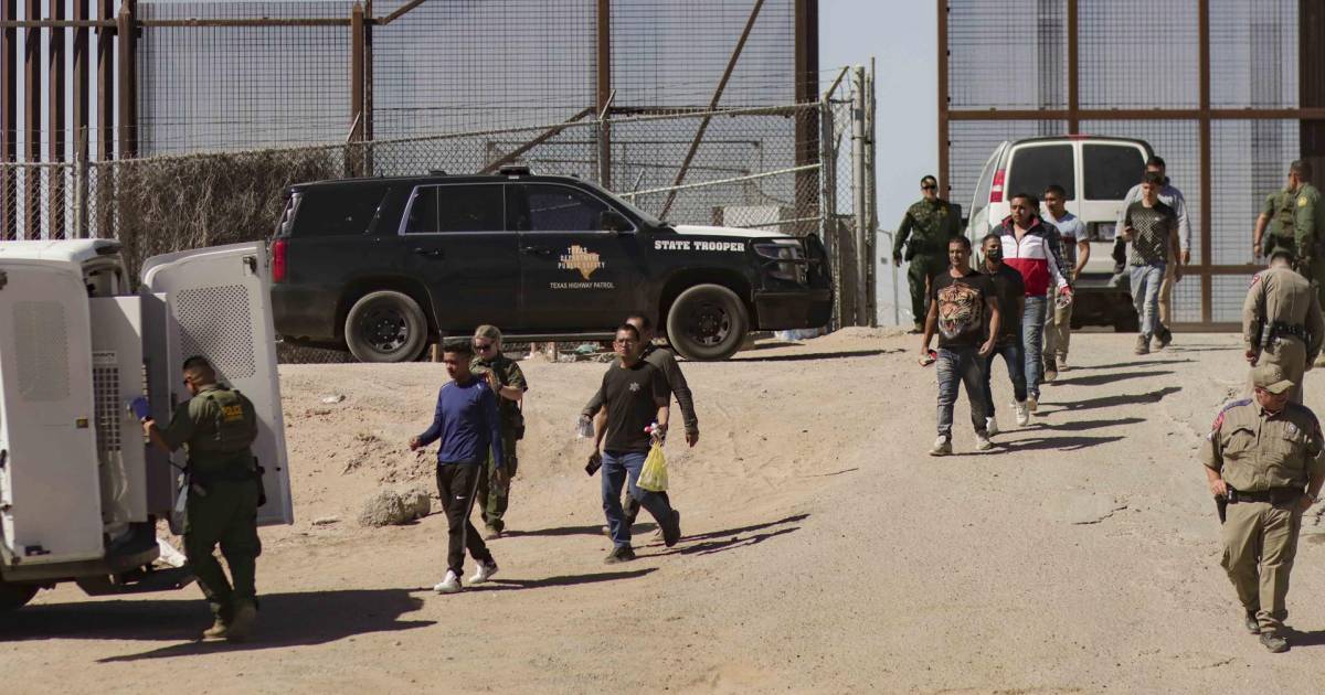 The United States detains thousands of migrants