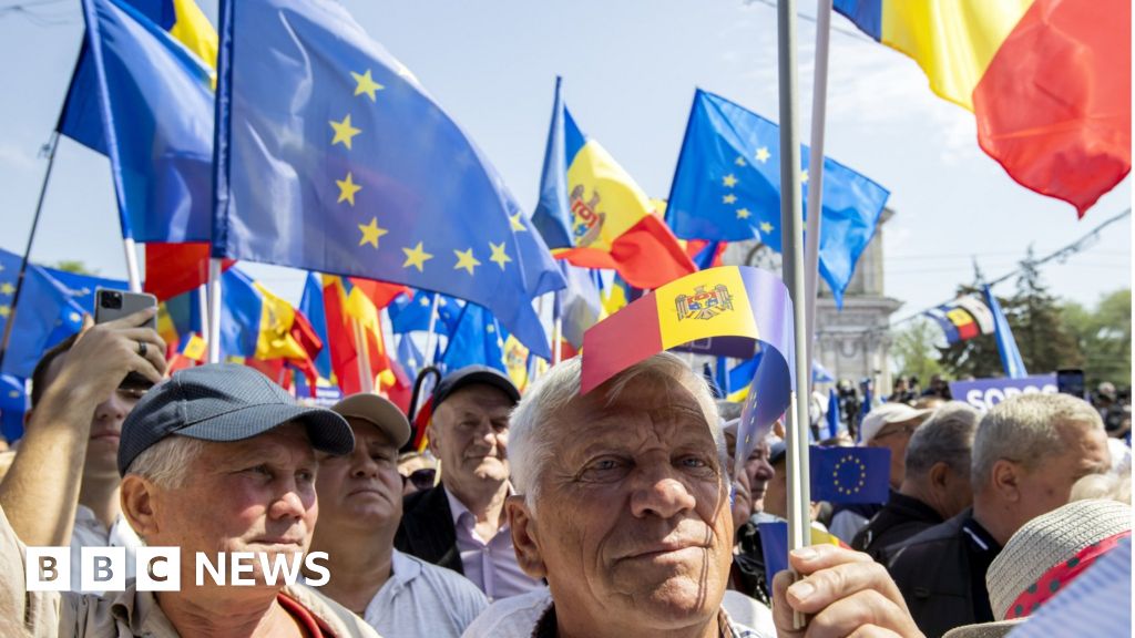 Thousands mass for pro-EU demonstration in Moldova