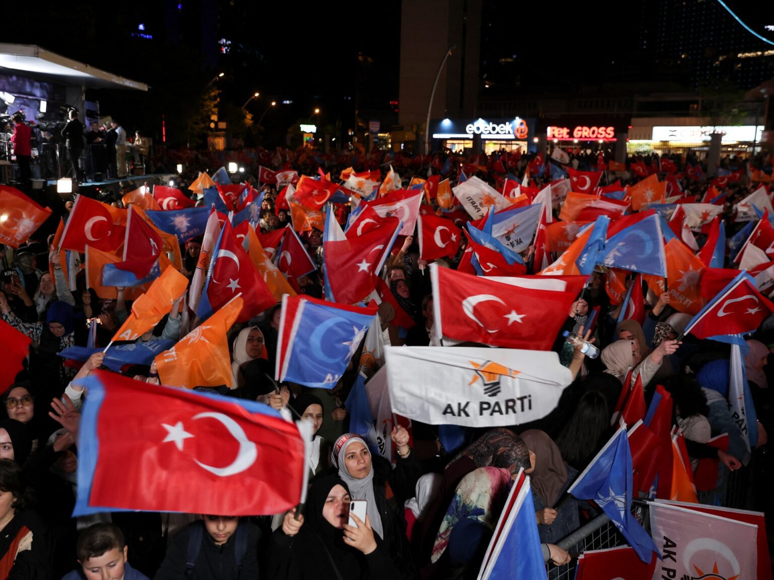 Turkish parties argue over crucial vote count