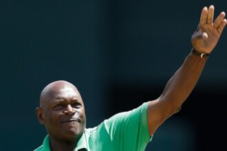 Vida Blue led Oakland to 3 World Series titles,