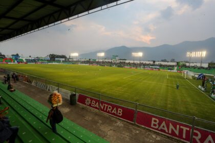 La final de ida entre Antigua GFC y Xelajú MC se disputará este 24 de mayo a las 19 horas en el estadio Pensativo de Antigua Guatemala, Sacatepéquez. Pusieron en venta 10 mil boletos. (Foto Prensa Libre: Juan Diego González).